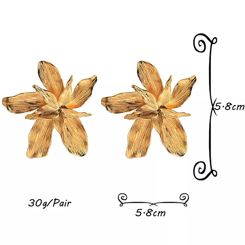 Capturez le Regard avec Nos Boucles d'Oreilles Florales en Métal Doré